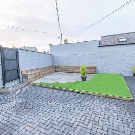 Bright, Fresh, Renovated 3 Bedroom Apartment In The Heart Of Montrose アンガス エクステリア 写真