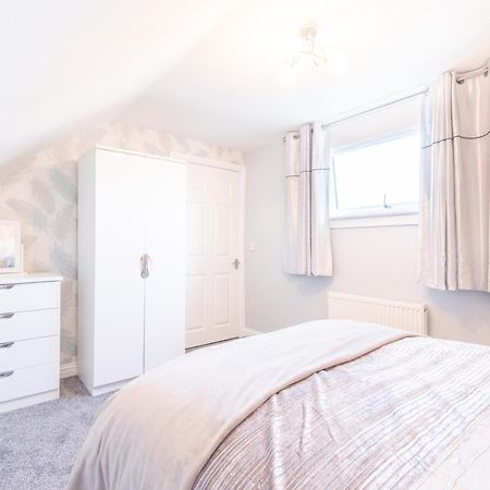 Bright, Fresh, Renovated 3 Bedroom Apartment In The Heart Of Montrose アンガス エクステリア 写真