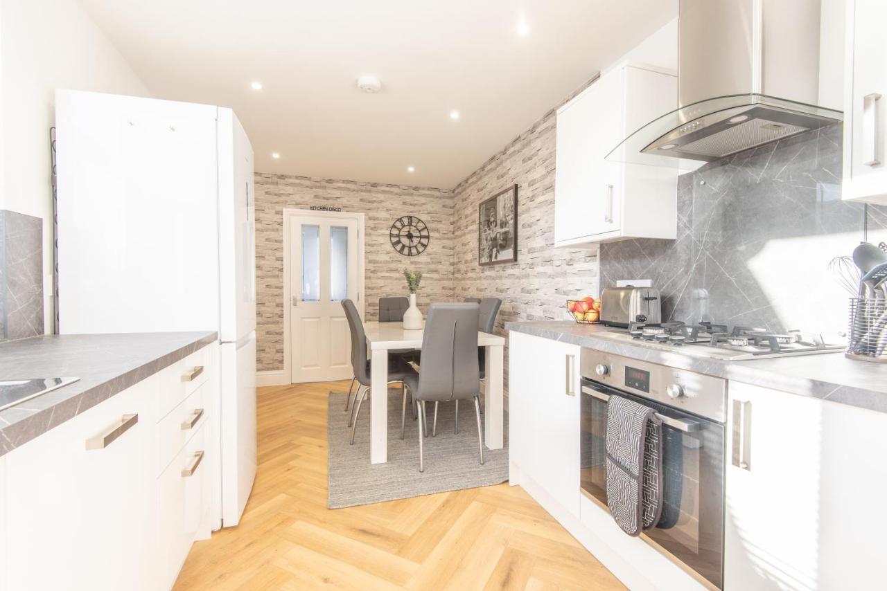 Bright, Fresh, Renovated 3 Bedroom Apartment In The Heart Of Montrose アンガス エクステリア 写真