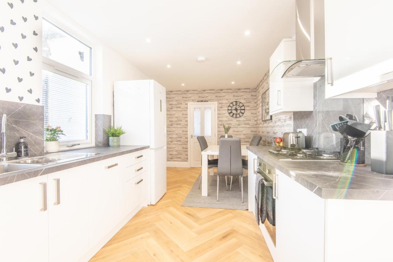 Bright, Fresh, Renovated 3 Bedroom Apartment In The Heart Of Montrose アンガス エクステリア 写真