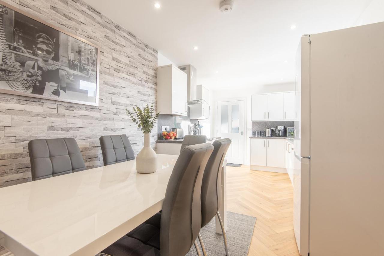 Bright, Fresh, Renovated 3 Bedroom Apartment In The Heart Of Montrose アンガス エクステリア 写真