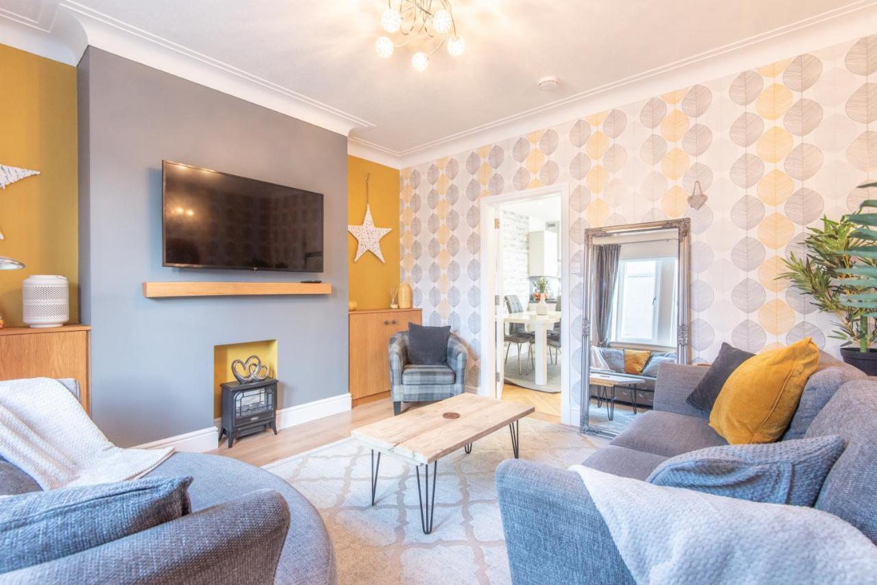 Bright, Fresh, Renovated 3 Bedroom Apartment In The Heart Of Montrose アンガス エクステリア 写真
