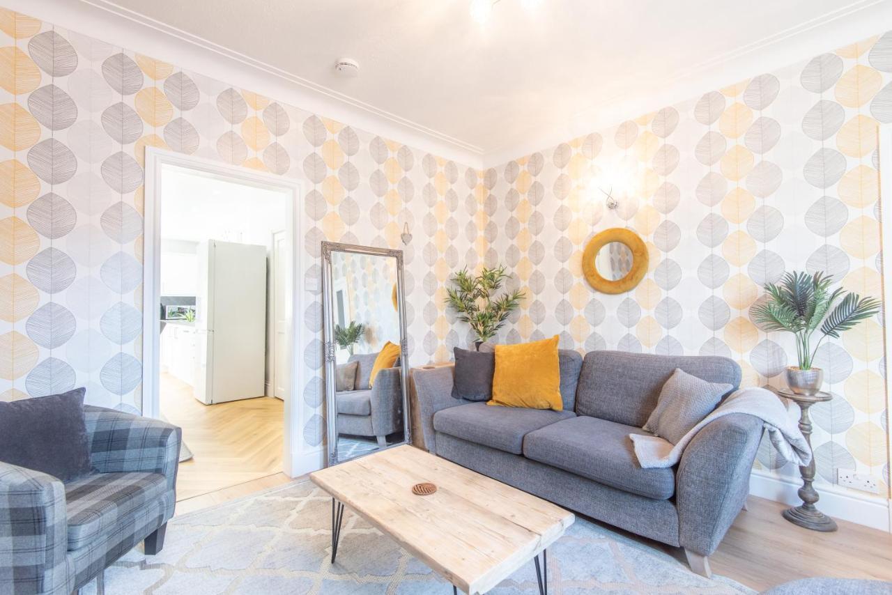 Bright, Fresh, Renovated 3 Bedroom Apartment In The Heart Of Montrose アンガス エクステリア 写真
