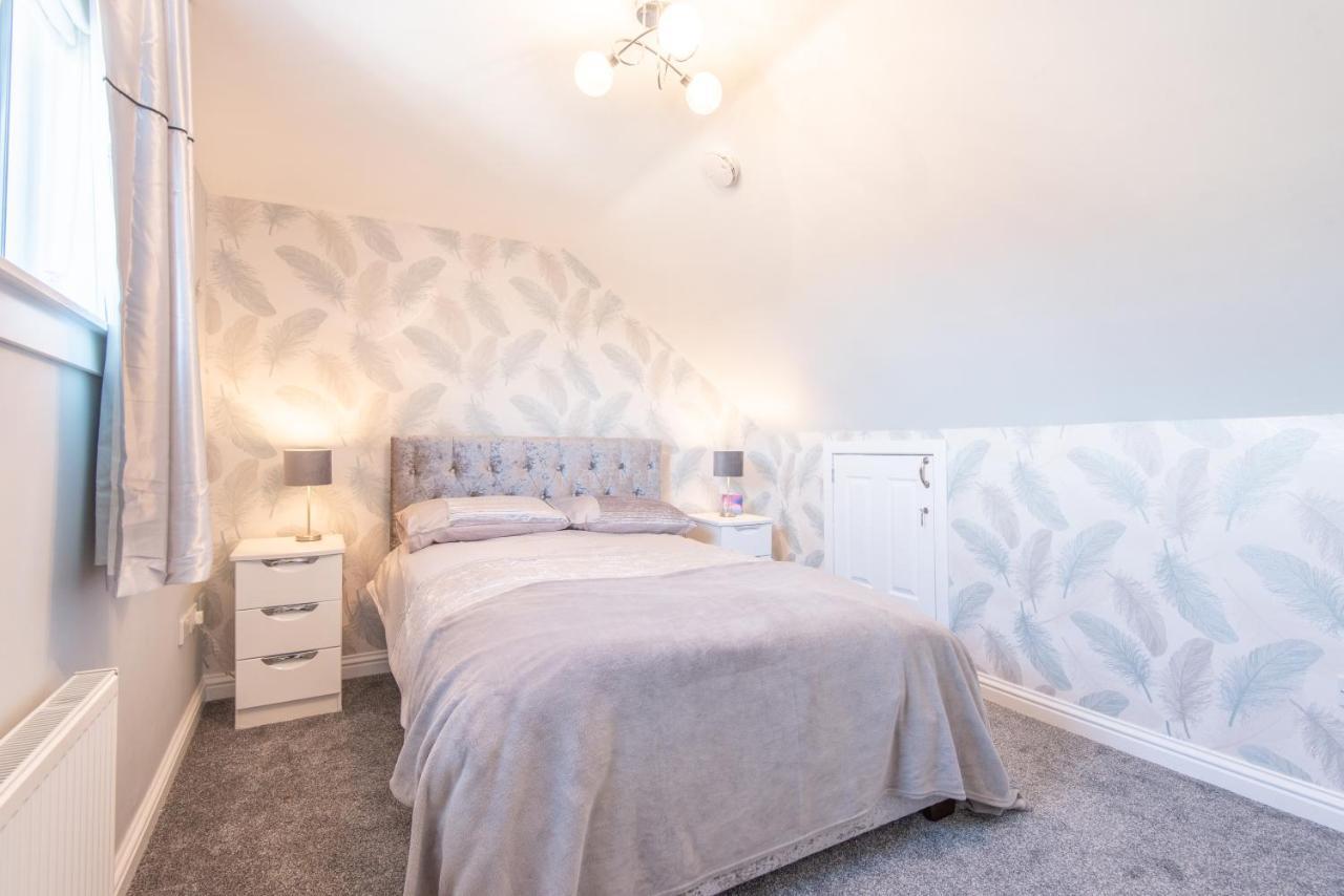 Bright, Fresh, Renovated 3 Bedroom Apartment In The Heart Of Montrose アンガス エクステリア 写真