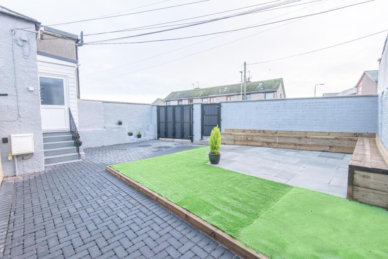 Bright, Fresh, Renovated 3 Bedroom Apartment In The Heart Of Montrose アンガス エクステリア 写真