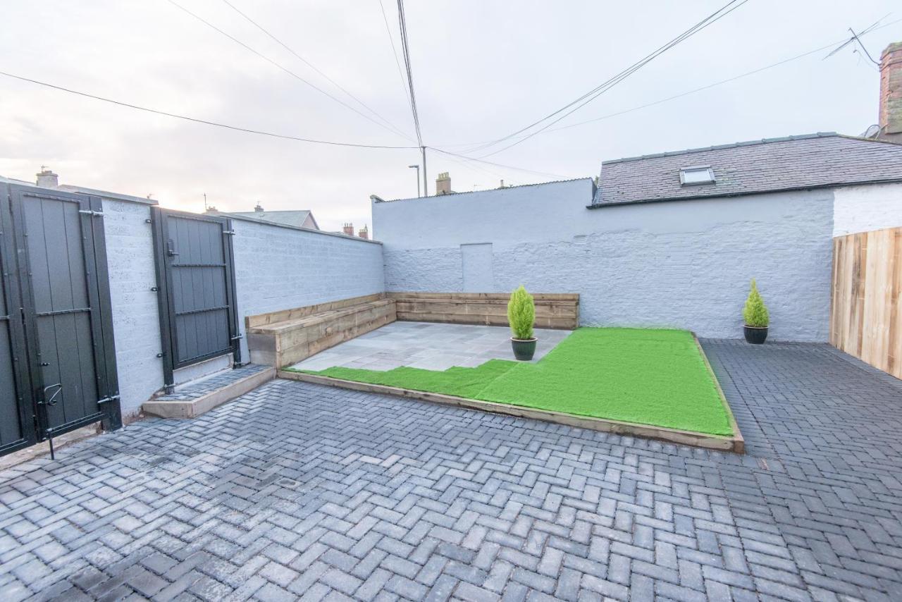 Bright, Fresh, Renovated 3 Bedroom Apartment In The Heart Of Montrose アンガス エクステリア 写真