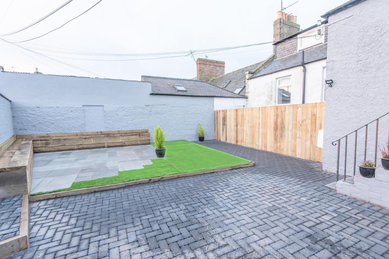 Bright, Fresh, Renovated 3 Bedroom Apartment In The Heart Of Montrose アンガス エクステリア 写真