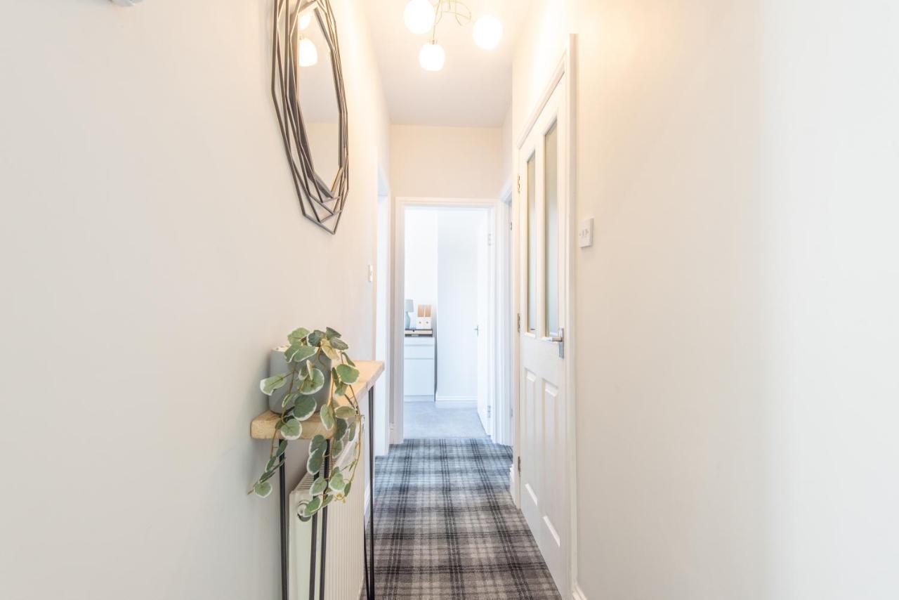 Bright, Fresh, Renovated 3 Bedroom Apartment In The Heart Of Montrose アンガス エクステリア 写真