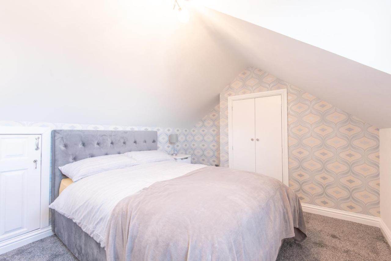 Bright, Fresh, Renovated 3 Bedroom Apartment In The Heart Of Montrose アンガス エクステリア 写真