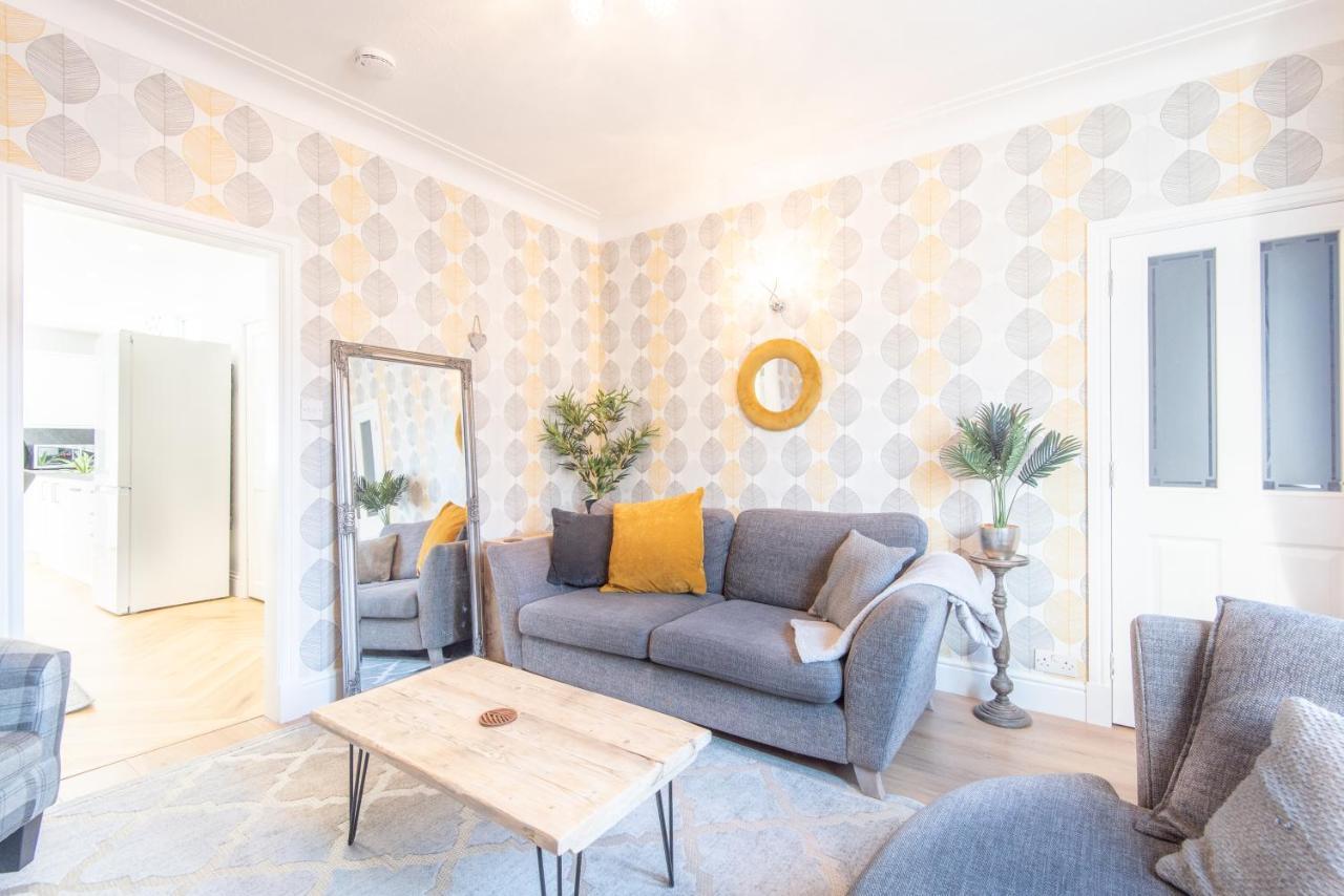 Bright, Fresh, Renovated 3 Bedroom Apartment In The Heart Of Montrose アンガス エクステリア 写真