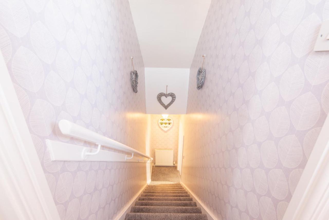 Bright, Fresh, Renovated 3 Bedroom Apartment In The Heart Of Montrose アンガス エクステリア 写真