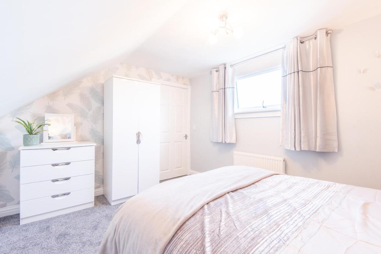 Bright, Fresh, Renovated 3 Bedroom Apartment In The Heart Of Montrose アンガス エクステリア 写真