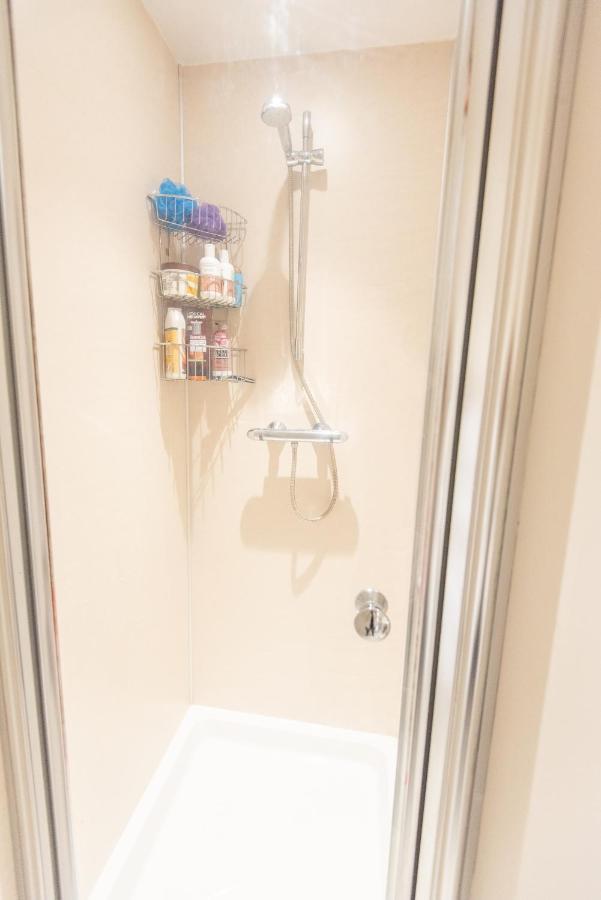 Bright, Fresh, Renovated 3 Bedroom Apartment In The Heart Of Montrose アンガス エクステリア 写真